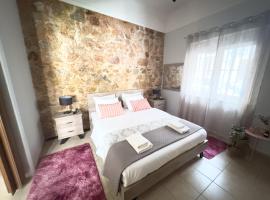Cozy Home with Yard & Cottage Charm in Athens, hotel en Atenas
