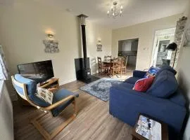 Ty'r Ardd - An immaculate 2 bedroom bungalow close to the beach