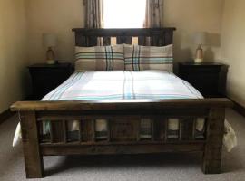 Emly - Cottage - Sleeps 6 - Parking - Garden, ξενοδοχείο σε Knocklong