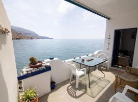 Beachfront Lovely Small House on the Sea، فندق في Paránimfoi