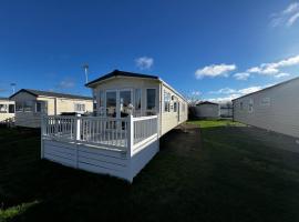 Lovely Caravan With Decking At Cherry Tree Holiday Park In Norfolk Ref 70528c, hotel em Great Yarmouth
