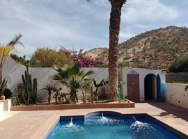 Incroyable villa avec piscine/garage/14 pers., hotell i Aourir