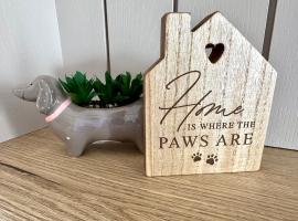 Paws Lodge, Hot Tub, Pet Friendly, pet-friendly hotel in South Cerney