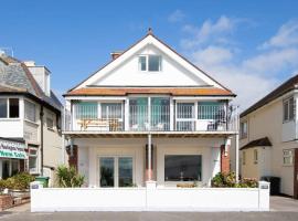 Absolute Beachfront with Decked Garden Oasis and Views, rantatalo kohteessa Bognor Regis