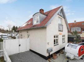Awesome Home In Hornbk With Kitchen – dom wakacyjny w mieście Hornbæk