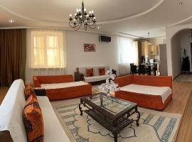 Уютная и просторная 3х комнатная в ЦЕНТРЕ, rental liburan di Oral