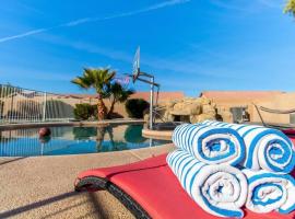 Luxurious Casa Grande Family Retreat: 5 Bedrooms, Heated Salt water Pool, Mini Golf, and More! Ideal for Groups and Making Lasting Memories., cottage in Casa Grande