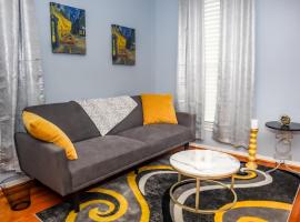 Cozy 2BR Apartment, Balcony with City Skyline View, Mardi Gras Park, Free Parking, Wi-Fi, hotel in Mobile