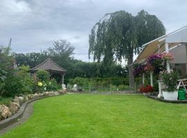 Großes Haus mit Top-Garten mitten in Haselünne, отель в городе Хазелюнне