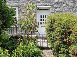 Lovely modern cottage, in Trefor village located near beach, отель в городе Trevor