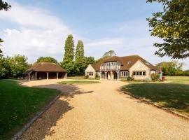 Secluded barn style home with hot tub - sleeps 12, hotel in Birdham