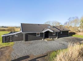Awesome Home In Strandby With Sauna, Wifi And 5 Bedrooms, hotel en Strandby