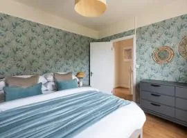 Peaceful Oasis 3 Beds House with Garden and Parking