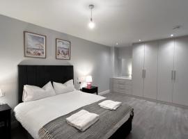 Spacious 4 Bedroom New-build N2, hotel with parking in Aldershot