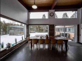 Upscale Spacious Chalet w Hot Tub Laurentians, QC!, apartment in Prévost