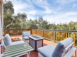 Modern Escondido Home with Furnished Deck, Fire Pit!, villa em Escondido
