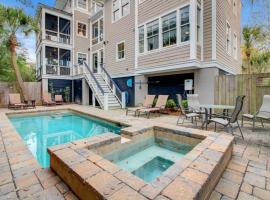 2207 Cameron by AvantStay Rooftop Deck w Views, hotel with jacuzzis in Isle of Palms