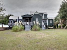 1111 Middle by AvantStay Charming Historic Cottage Featured in Dear John Movie Beach Access、サリバンズアイランドのホテル
