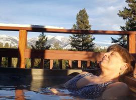 Hot Tub-Awesome View-Secluded Apartment, hotel i Seeley Lake