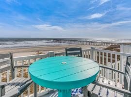 Salt and Light Oceanfront Condo with Pool and Elevator, feriebolig i Ocean Isle Beach