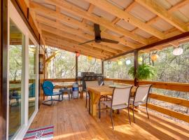 Cabin with Deck and Fire Pit 2 Mi to Holden Beach!, хотел с паркинг в Supply