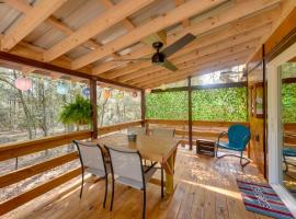 Bright Cabin with Fire Pit - 2 Mi to Holden Beach!, хотел в Supply