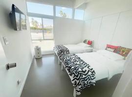 Super Cute room in Architectural Home, smještaj s doručkom u gradu 'Palm Springs'