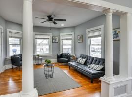 Modernized Historic Apt, Walk to Downtown Cranston, apartment in Cranston