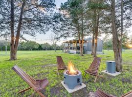 Private Schulenburg Cabin Near Winery!, holiday home in Schulenburg