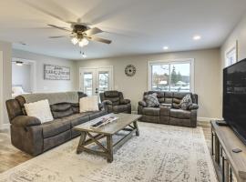 Riverfront Michigan Cottage w/ Fire Pit & Kayaks!, hotel a Beaverton
