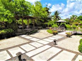 Exotic Sukiya Tiny House Japanese Balinese Gardens、ホームステッドのタイニーハウス