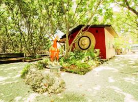 Delightful Sukiya Tiny House! Japanese Garden in Homestead, domek nebo chatka v destinaci Homestead