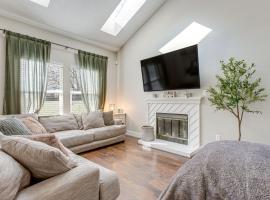 6 Mi to Dtwn Arvada Home with Hot Tub and Yard, hotel a Arvada