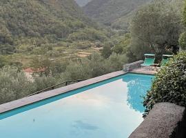 Medieval Mountain Oasis with a Private Garden and incredible mountain view: Castelbianco'da bir orman evi
