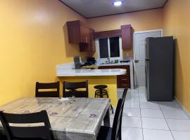 Enjoy this Vacation Home close to the beach!, cottage in La Ceiba