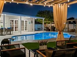Paradise Villa! Heated Pool, Game Room, Beach near!