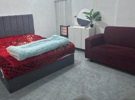 Furnished studio with private entrance, hotel in Irbid