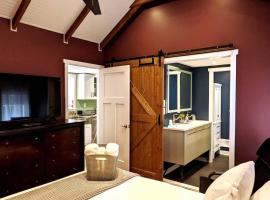Walkable Elmwood Cottage, No Chores 2Bath 2BR 1Car, хотел в Бъфало