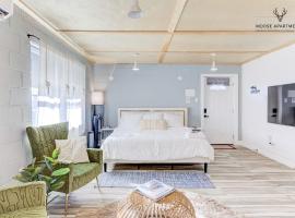 The Moose #6 - Modern Luxe Studio with Free Parking & King Bed, holiday rental in Memphis