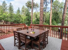 Cozy Townhome with Wildlife Views! 5-min walk to Midtown! Modern Look, hotel a Ruidoso