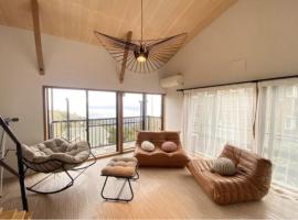 熱海伊豆の絶景リゾート初島を臨む 開放感溢れるモダンデザインの隠れ家, apartment in Atami
