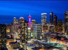 Downtown condo near Stampede, LRT, free parking & gym