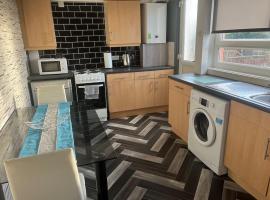 3 bed, entire house sleeps 6 ideal for tradesmen A, hotel di Airdrie