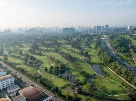 3 Bedrooms Golf View Retreat in Petaling Jaya with Cozy Design، فندق في Kampong Baharu Sungai Way