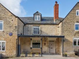 A handsome large 9 bedroom 17th Century village house moments from The Cotswold Way offering modern luxury in a peaceful location, hotel with jacuzzis in Frocester