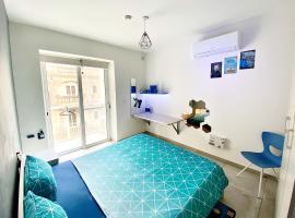 Central- Private En-Suite with Balcony in shared residence, hotel in Pietà