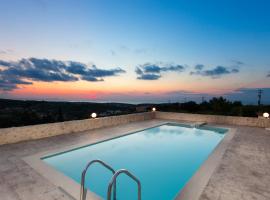 Domas Blue Studio Villa With Private Pool and Panoramic View, hotel a Loutra