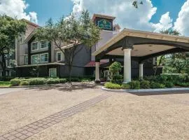 La Quinta Inn & Suites by Wyndham Houston Bush IAH South、にあるジョージ・ブッシュ・インターコンチネンタル空港 - IAHの周辺ホテル
