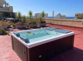 550 m2 Ocean Breeze, private Terrace & Jacuzzi by the sea, pet-friendly hotel in Benalmádena