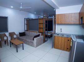 24 CARAT STUDIO APARTMENTS, hotel con parking en Porbandar